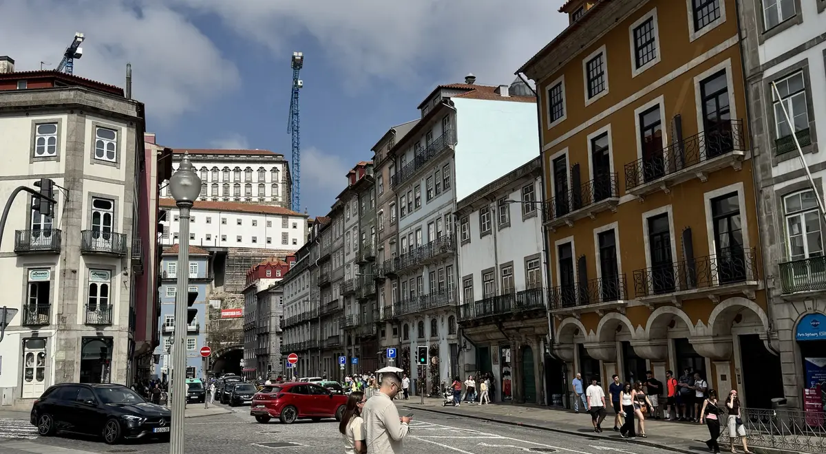 Rua do centro histórico do Porto